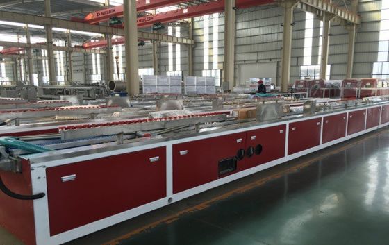고급 PVC WPC 플라스틱 프로필 제조 기계 실내 문 패널 제조