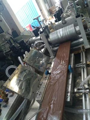 이중 나사 플라스틱 PE WPC 데킹 프로필 제조 기계 150-200kg/h 용량
