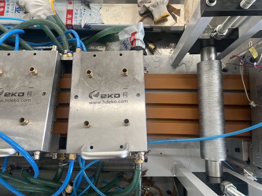 목재 플라스틱 복합 바닥 엑스트루더 기계 라인 150-200kg/h 용량