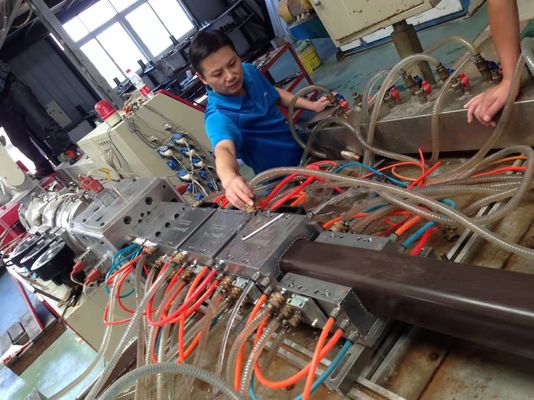목재 플라스틱 복합 바닥 엑스트루더 기계 라인 150-200kg/h 용량
