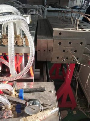 92/188mm 나사 직경 UPVC/WPC 문 패널 진압 기계 건설 공사