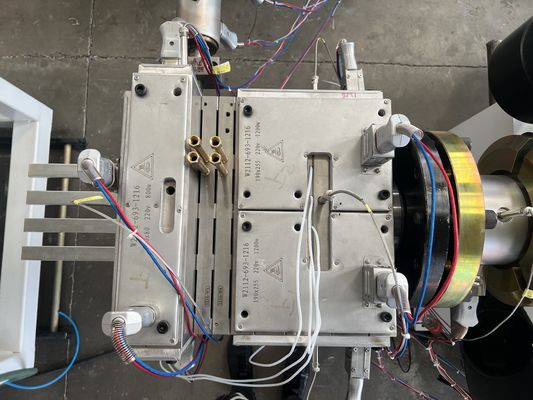 목재 플라스틱 WPC 외출 폼을 위해 바닥 너비 150mm 생산 라인