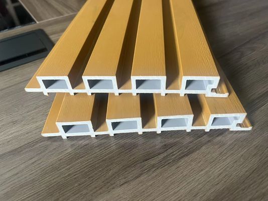 261 * 31mm 홀로 데킹 폼과 PE 재료를 가진 WPC 클래딩 생산 기계