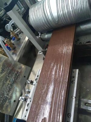 261 * 31mm 홀로 데킹 폼과 PE 재료를 가진 WPC 클래딩 생산 기계